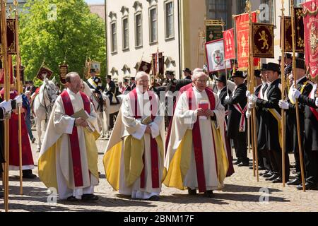 Priester am Blutritt (das Recht des Blutes) die größte europäische Prozession mit etwa 3 000 Menschen Reiten Pferde, Weingarten, Baden-Württemberg, Germ Stockfoto