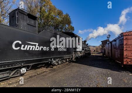 Dampflokomotive baut Dampf für die Arbeit mit den Passagieren, am Chama Bahnhof der Cumbres & Toltec Scenic Railroad in Chama, New Mexico, USA [N Stockfoto