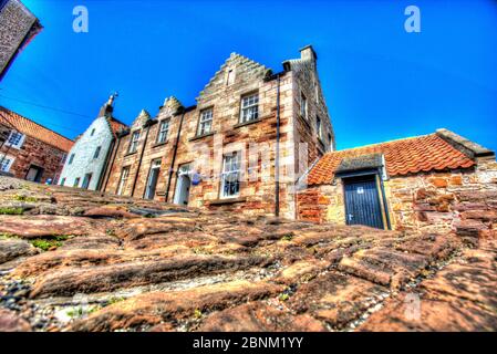 Town of Crail, Schottland. Künstlerische Sicht auf die gepflasterte King Street, in der Nähe des Fischerhafens in der schottischen Stadt Crail. Stockfoto