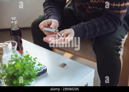 Porträt von Millennial Junge mit Retro-Stil, Treffen Dinge aus der Vergangenheit und Spaß haben. Generation of Digital Devices untersucht vergangene Unterhaltung der 90er Jahre. 90-s trendy Look, Jugend. Kaugummi. Stockfoto