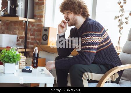 Porträt von Millennial Junge mit Retro-Stil, Treffen Dinge aus der Vergangenheit und Spaß haben. Generation of Digital Devices untersucht vergangene Unterhaltung der 90er Jahre. 90-s trendy Look, Jugend. Kaugummi. Stockfoto