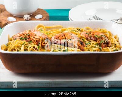 Linguine Pasta mit Tigergarnsauce in weißem Gericht Stockfoto