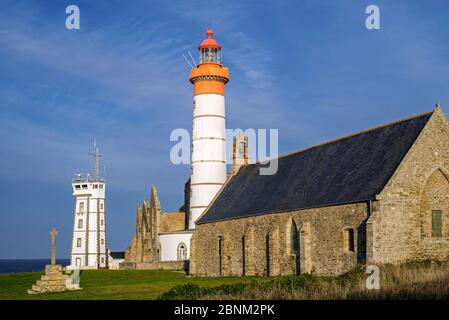 Die Pointe Saint Mathieu mit ihrer Signalstation, Leuchtturm und Klosterruinen, Finistere, Bretagne, Frankreich, September 2015 Stockfoto