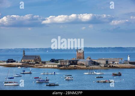 Tour Vauban und die Kapelle Notre-Dame de Rocamadour im Hafen von Camaret-sur-Mer, Finistere, Bretagne, Frankreich, September 2015 Stockfoto