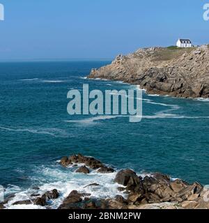 Miller Leuchtturm/Phare du Kirche Notre-Dame de la Clarté an der Pointe du Kirche Notre-Dame de la Clarté, Esquibien, Finistère, Bretagne, Frankreich, September 2015 Stockfoto