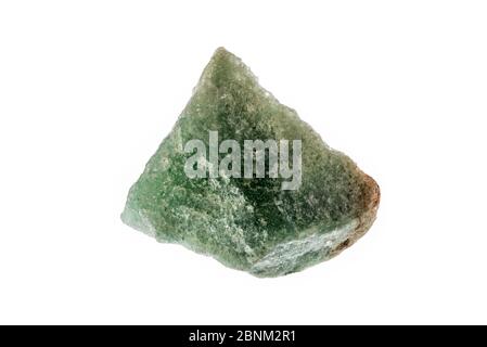 Aventurin, grünes Quarzstück - gekennzeichnet durch seine Transluzenz und das Vorhandensein von platy mineralischen Einschlüssen - auf weißem Hintergrund Stockfoto