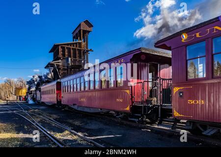 Personenzug vom Bahnhof Chama der Cumbres & Toltec Scenic Railroad in Chama, New Mexico, USA Stockfoto