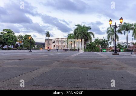 Amerika, Karibik, Großantillen, Dominikanische Republik, Santo Domingo, Kolonialviertel, Abendstimmung auf der Plaza de España vor dem Alcázar de Colón im Kolonialviertel Santo Domingo Stockfoto