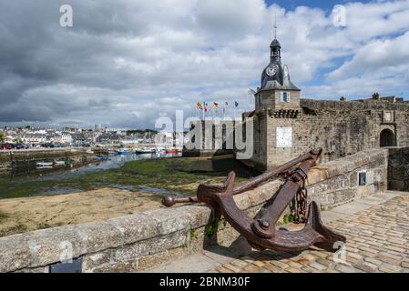 Alte Anker und Glockenturm am Eingangstor der mittelalterlichen Ville Close in Concarneau, Finistere, Bretagne, Frankreich, September 2015 Stockfoto