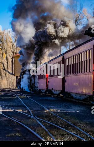 Personenzug vom Bahnhof Chama der Cumbres & Toltec Scenic Railroad in Chama, New Mexico, USA Stockfoto