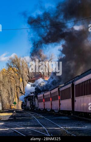 Personenzug vom Bahnhof Chama der Cumbres & Toltec Scenic Railroad in Chama, New Mexico, USA Stockfoto