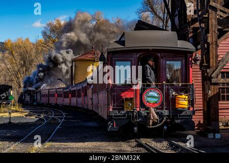 Personenzug beim Verlassen des Bahnhofs Chama der Cumbres & Toltec Scenic Railroad in Chama, New Mexico, USA [Keine Modellfreigabe; für Editoria verfügbar Stockfoto