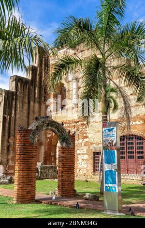 Amerika, Karibik, Großantillen, Dominikanische Republik, Santo Domingo, Kolonialviertel, Ruine des Kolonialkrankenhauses St. Nicolas de Bari im Kolonialviertel von Santo Domingo Stockfoto