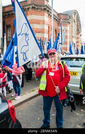 Vorsitzender des Newham Stroke Clubs leitet die Green Street Diversity Procession, Green Street, Newham, London Stockfoto