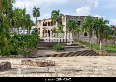 Karibik, große Antillen, Dominikanische Republik, Santo Domingo, Zona Colonial, Blick auf den Alcázar de Colón an der Plaza de España Stockfoto