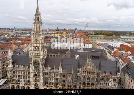 Europa, Deutschland, Bayern, München, Blick vom Aussichtsturm der Pfarrkirche St. Peter auf das neue Rathaus am Marienplatz Stockfoto