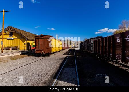 Depot und Bahnhofgelände am Bahnhof Chama der Cumbres & Toltec Scenic Railroad in Chama, New Mexico, USA Stockfoto