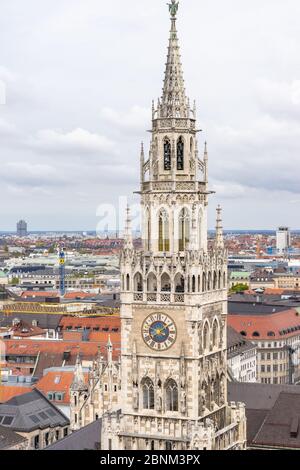 Europa, Deutschland, Bayern, München, Blick vom Aussichtsturm der Pfarrkirche St. Peter auf den Turm des neuen Rathauses am Marienplatz Stockfoto