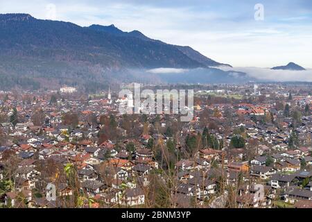 Europa, Deutschland, Bayern, Bayerische Alpen, Garmisch-Partenkirchen, Blick vom Riessersee Hotel über Garmisch-Partenkirchen Stockfoto