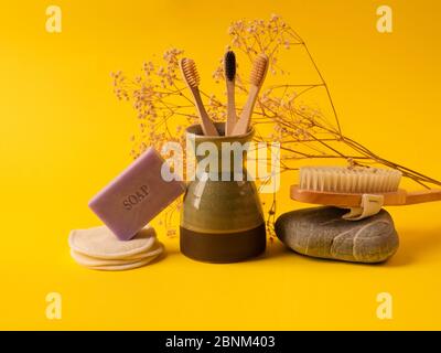 Zero Waste Beauty Routine Produkte auf gelb Stockfoto