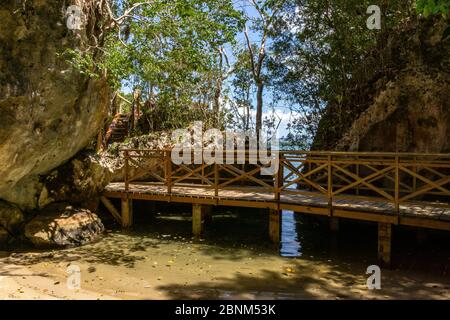 Karibik, große Antillen, Dominikanische Republik, Samaná, Los Haitises Nationalpark, Holzbrücke in einem Höhlensystem im Los Haitises Nationalpark in der Dominikanischen Republik Stockfoto