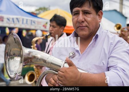 Sao Paulo, Brasilien - 13. Dezember 2015: Bolivianischer Einwanderer aus einer traditionellen Musikband, die eine Posaune in den Straßen rund um den Kantuta Street Market hält Stockfoto