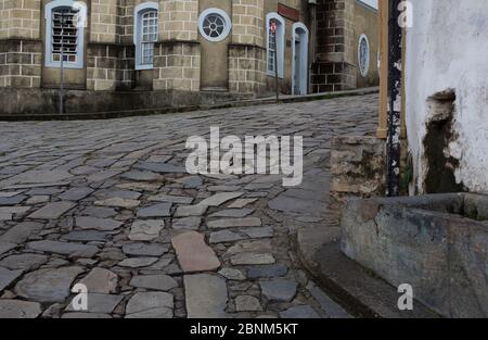 Diamantina, Minas Gerais, Brasilien - 25. Januar 2016: Fassade aus Kolonialhäusern in einer Kopfsteinpflasterstraße von Diamantina Stockfoto