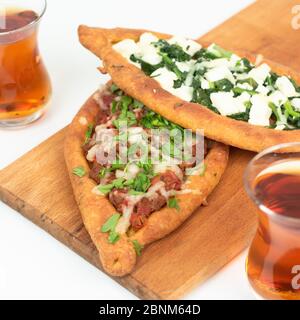 Hausgemachte traditionelle türkische Küche Pide gefüllt mit Fleisch und Spinat und Brynza. Stockfoto