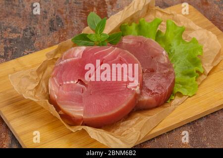 Rohen Thunfisch runde Steak bereit für Grill Stockfoto