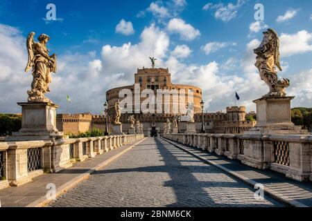 Italien Latium Rom in Lockdown: Ponte Sant'Angelo und Castel Sant'Angelo Credit: Realy Easy Star/Alamy Live News Stockfoto