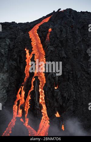 Heiße Lava aus dem 61G-Fluss, die von Pu'U O'o am Kilauea Vulkan ausgeht, fließt über Meeresklippen in der ersten Woche des Ozeaneintritts bei Ka in den Ozean Stockfoto