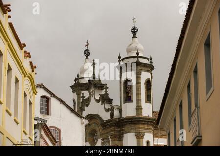 Sao Joao del Rei, Minas Gerais, Brasilien - 05. März 2016: Turm der Kirche des heiligen Franz von Assisi im historischen Zentrum von Sao Joao del Rei Stockfoto