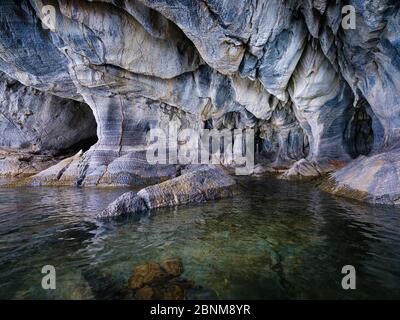 PUERTO RIO TRANQUILO, CHILE - CA. FEBRUAR 2019: Innenraum der Marmorhöhlen über dem Lago General Carrera in der Nähe von Puerto Rio Tranquilo in Chile. Stockfoto