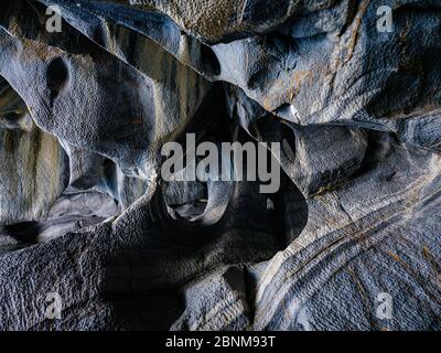 PUERTO RIO TRANQUILO, CHILE - CA. FEBRUAR 2019: Innenraum der Marmorhöhlen über dem Lago General Carrera in der Nähe von Puerto Rio Tranquilo in Chile. Stockfoto