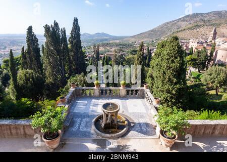 Der Brunnen des Stativs, der Blick auf die Gärten von der Villa, Villa d'Este, Italienischer Renaissance-Garten, Tivoli, Italien Stockfoto