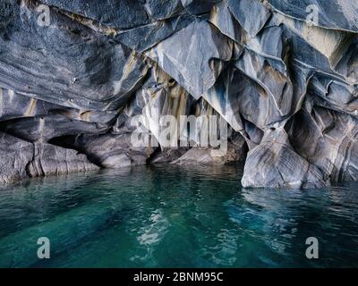 PUERTO RIO TRANQUILO, CHILE - CA. FEBRUAR 2019: Innenraum der Marmorhöhlen über dem Lago General Carrera in der Nähe von Puerto Rio Tranquilo in Chile. Stockfoto