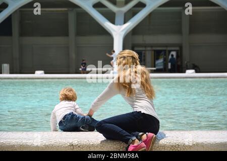Mutter und Sohn spielen im Teich. Lifestyle Stockfoto