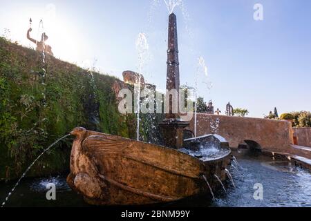 Fontana della Rometta, das Boot mit Obelisken-Mast, das die Tiburtina-Insel im Tiber symbolisiert, Villa d'Este, italienischer Renaissancegarten, Tivoli Stockfoto