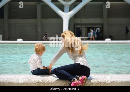 Mutter und Sohn spielen im Teich. Lifestyle Stockfoto