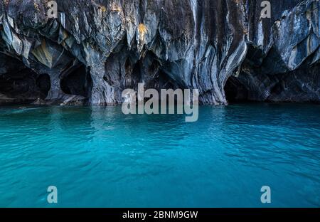 PUERTO RIO TRANQUILO, CHILE - CA. FEBRUAR 2019: Innenraum der Marmorhöhlen über dem Lago General Carrera in der Nähe von Puerto Rio Tranquilo in Chile. Stockfoto