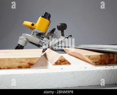 Bau eines Fachwerksteines aus Holz, Selbstbau, Schritt für Schritt, Schritt 3b-Querschnitt mit Kreissäge, 45 Grad Gehrungsschnitt mit Führungsschiene, Styroporboden Stockfoto