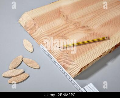 Bau eines Fachwerksteines aus Holz, Do-it-yourself-Fertigung, Schritt für Schritt, Schritt 4b Messung und Markierung der Stellen für das Dübelfräsen Stockfoto