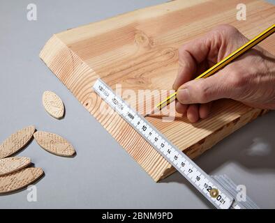 Bau eines Fachwerksteines aus Holz, Selbstfertigung, Schritt für Schritt, Schritt 4 Messen und Markieren der Stellen für das Dübelfräsen Stockfoto