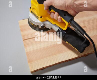 Bau eines Holzregals, Do-it-yourself-Produktion, Schritt für Schritt, Schritt 1 Schleifen Stockfoto