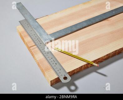 Bau eines Holzregals, Do-it-yourself-Produktion, Schritt für Schritt, Schritt 2b Messung und Kennzeichnung Stockfoto