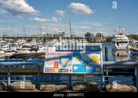 Outdoor Karte und Informationsschild und Vergnügungsboote vor dem Yaletown Dock in Vancouver, BC, Kanada Stockfoto