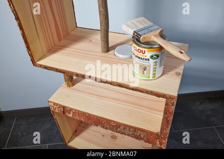 Bau eines Holzregals, Do-it-yourself-Produktion, Schritt für Schritt, Schritt 12, Versiegelung des Holzes mit Naturwachs, Flachbürste Stockfoto