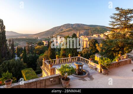 Der Brunnen des Stativs, mit Blick auf den Garten unter den Gärten Blick von der Villa, Villa d'Este, Italienische Renaissance Garten, Tivoli, Ital Stockfoto