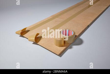 Bau eines Fachbockes aus Holz, Europalette, Massivholz, MDF-Platte; Do-it-yourself-Produktion, Schritt für Schritt, Schritt 8, MDF-Platten zusammenlegen und mit Klebeband oder Paketband verbinden Stockfoto