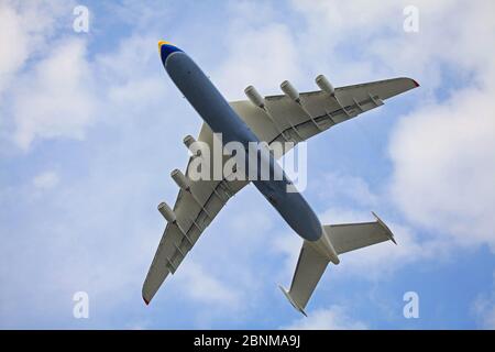 Gostomel, Ukraine - 25. September 2012: Das größte Frachtflugzeug der Welt, an-225 (Mriya). Ukrainische große, schwere Flugzeuge Antonov 225 Stockfoto